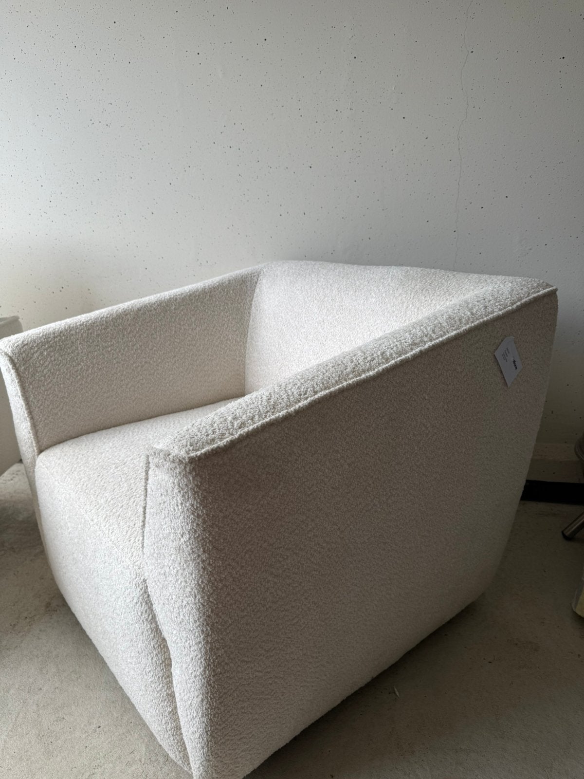 Belform draaifauteuil in beige bouclé | Nieuw toonzaalmodel, Huis en Inrichting, Zetels | Zetels en Chaises Longues, Zo goed als nieuw
