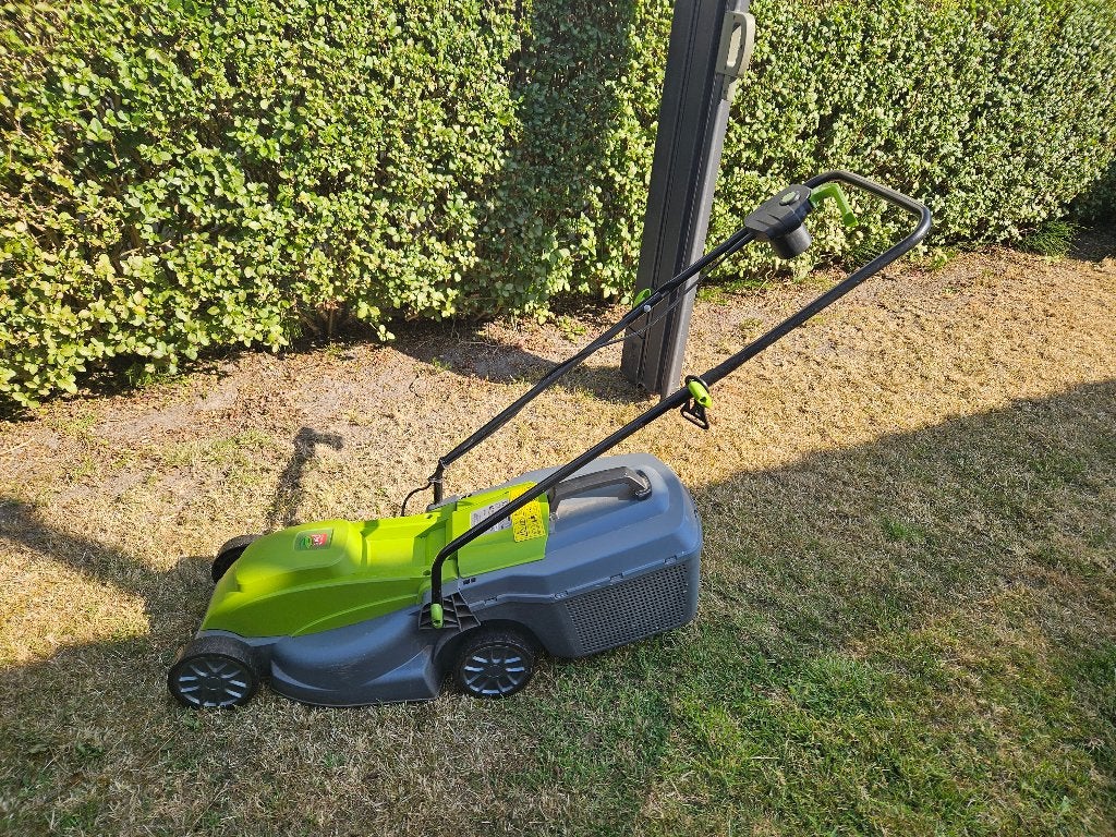 Electrische grasmachine, Tuin en Terras, Elektrische grasmaaier, Zo goed als nieuw, Opvangbak, 30 t/m 39 cm