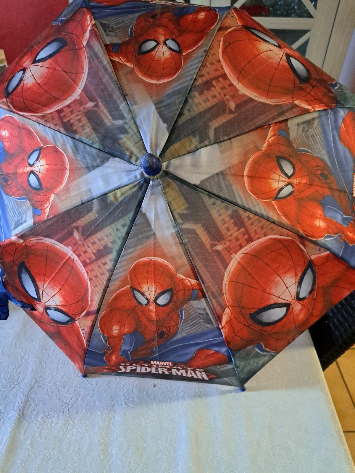 parapluie spiderman, Enlèvement