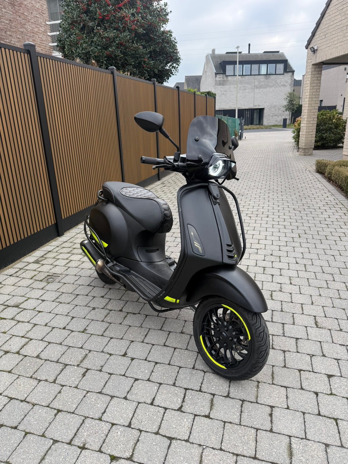 Vespa sprint B klasse met Akrapovic, Vélos & Vélomoteurs, Enlèvement, Comme neuf