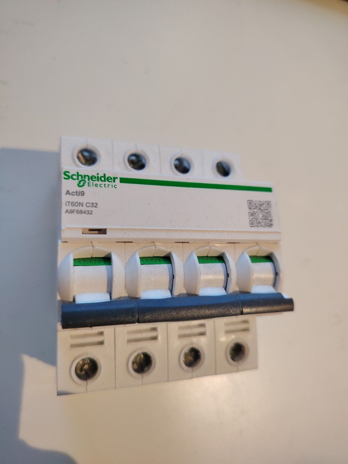 Schneider automatique 32a 6KA 4 pôles 400v IT60N, Bricolage & Construction, Électricité & Câbles, Enlèvement, Disjoncteur divisionnaire