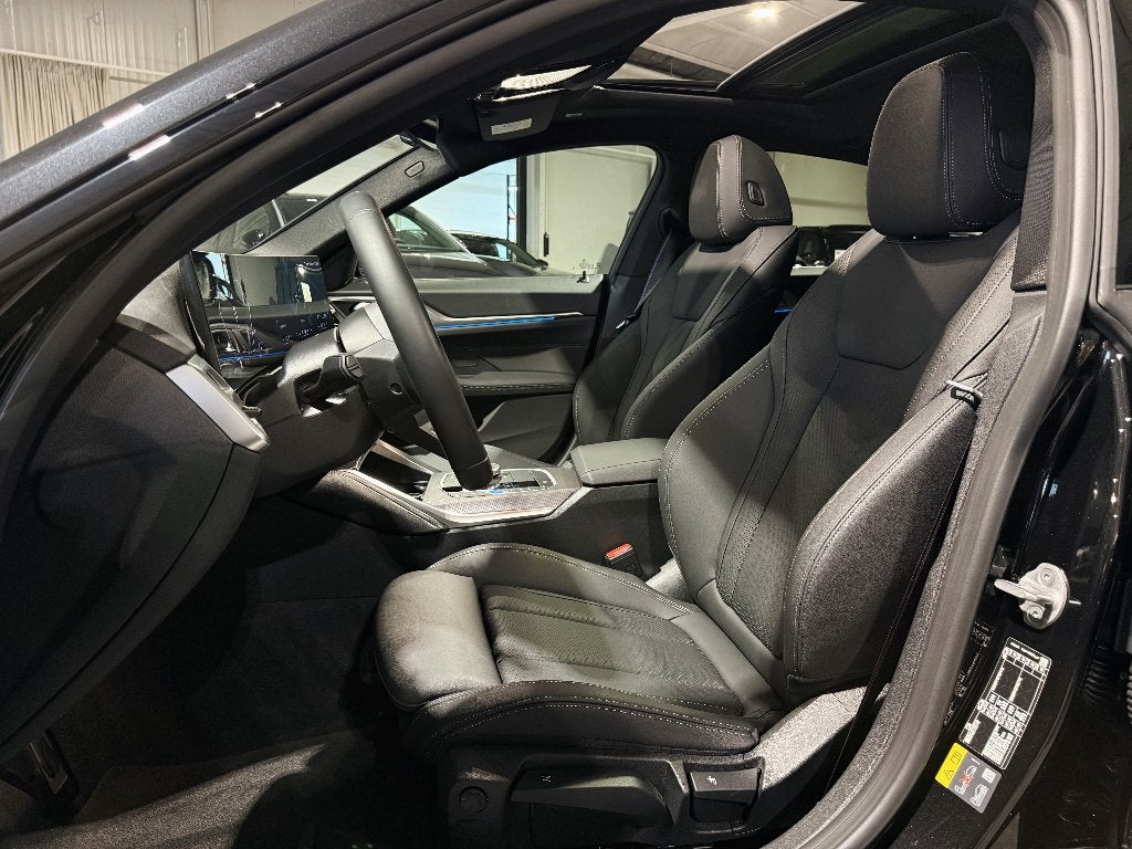 la BMW i4 eDrive40 M-Sport PRO - Garantie, Autos, BMW, Entreprise, Entretenue par le concessionnaire, Noir, 5 portes
