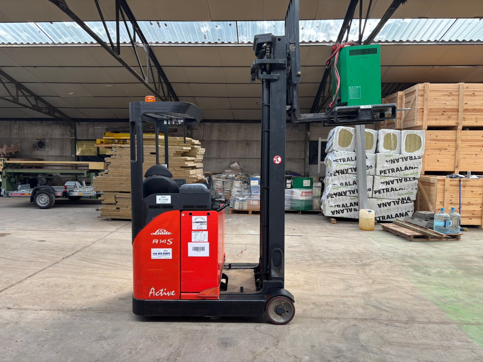 Chariot à mât rétractable actif Linde R14S, Articles professionnels, Enlèvement, Électrique, Chariot élévateur pour allées étroites