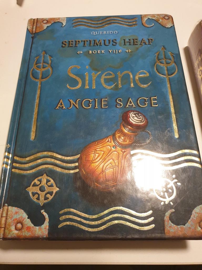 Angie Sage - Sirene. BOEK 5 SEPTIMUS HEAP, Boeken, Ophalen of Verzenden, Angie Sage