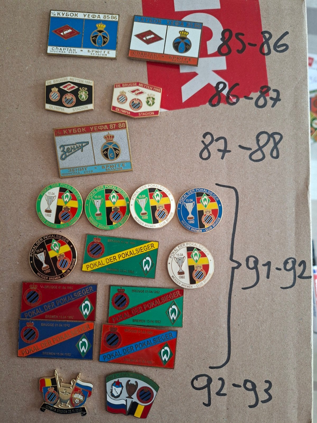 Lot Unieke Retro Club Brugge Pins / Speldjes (Jrn '80 & '90), Immo, Op zoek naar een appartement