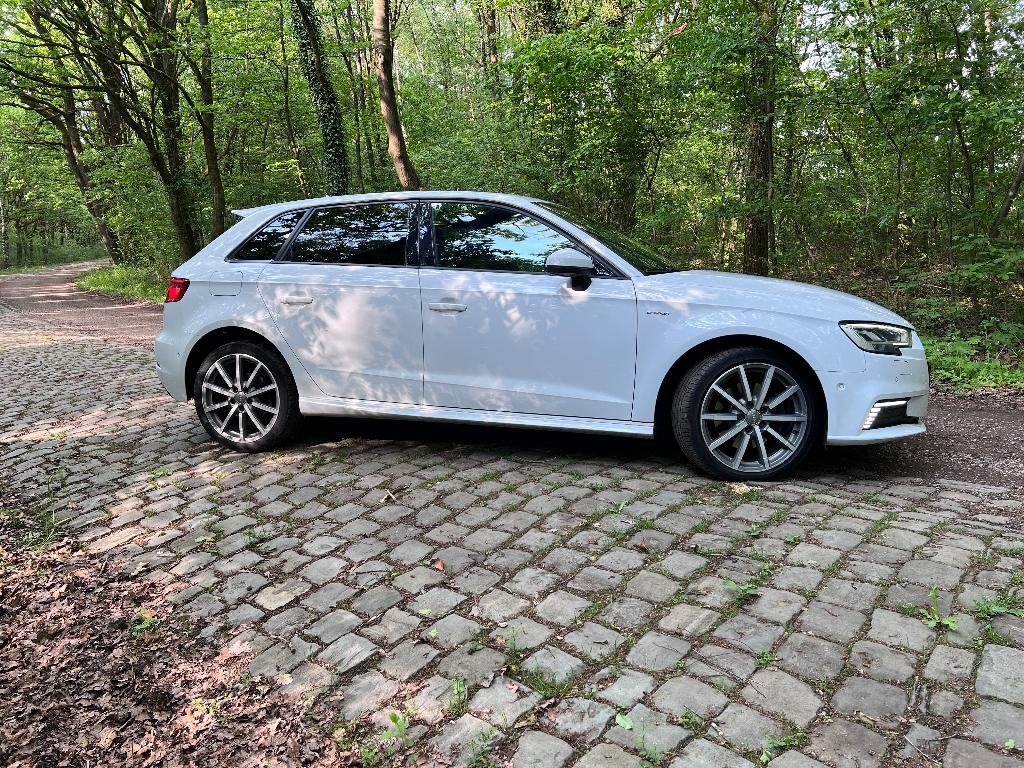 AUDI A3 e-tron Sportback S-line, Auto's, Zwart, 4 cilinders, Alcantara, Wit