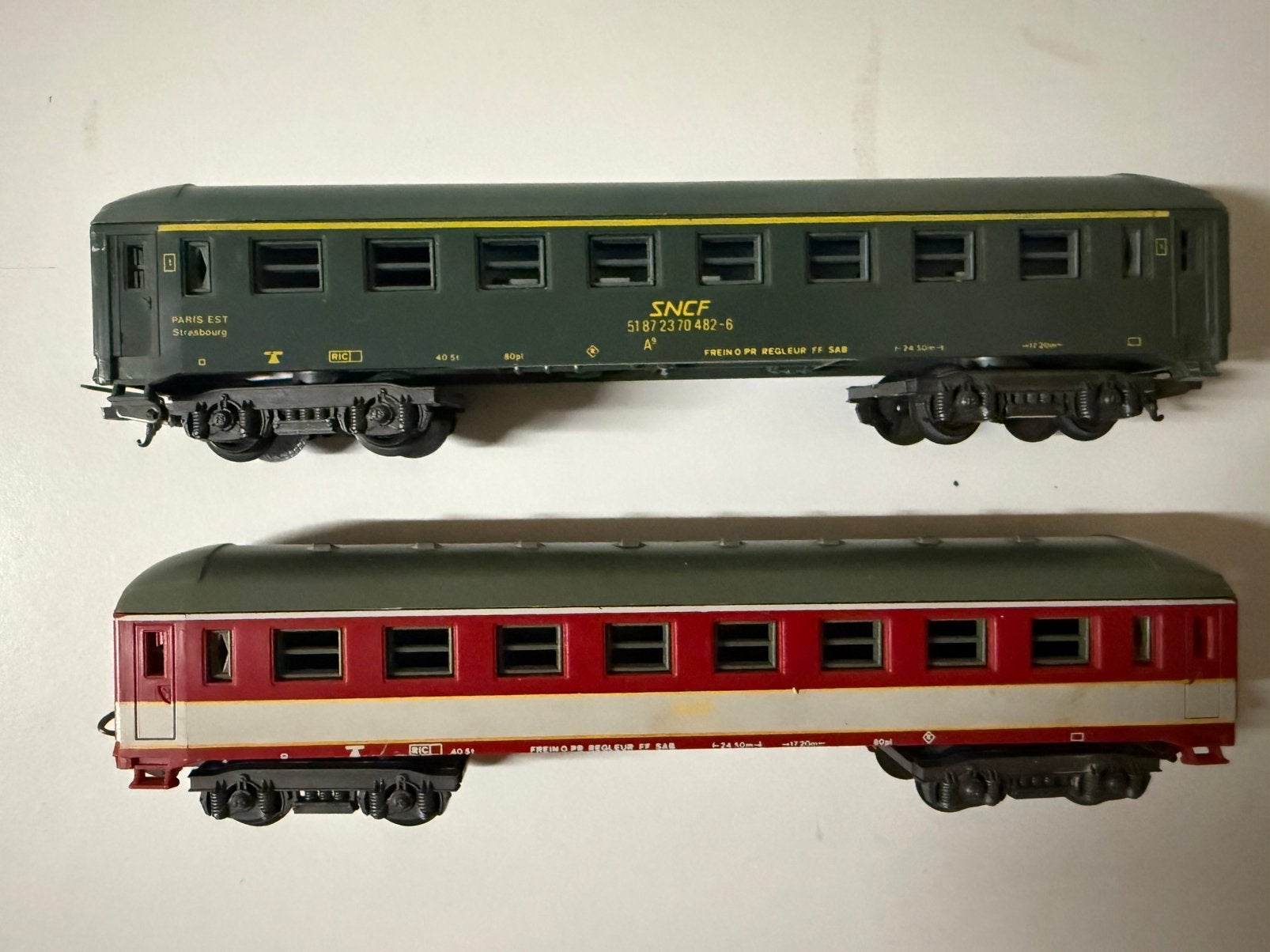 Wagons  SNCF Lima H0 — A9 verte + Le Capitole rouge, Hobby & Loisirs créatifs, Trains miniatures | HO, Enlèvement ou Envoi, Utilisé