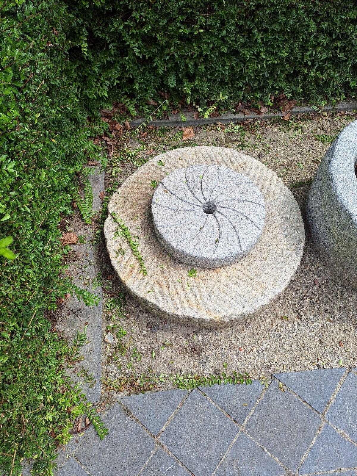2 molenstenen in graniet, Ophalen
