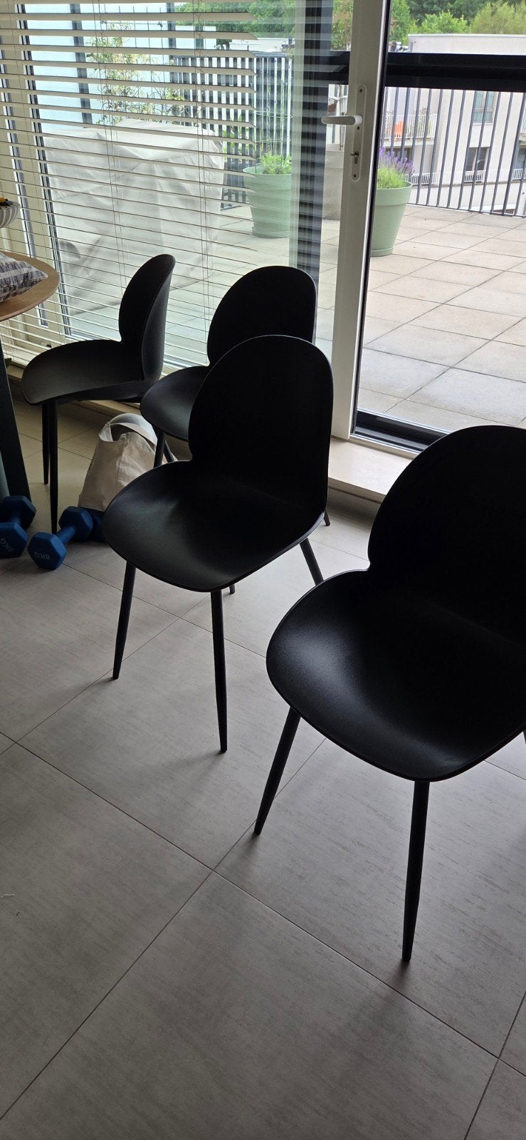 4 zwarte plastic kuipstoeltjes, Huis en Inrichting, Stoelen, Ophalen