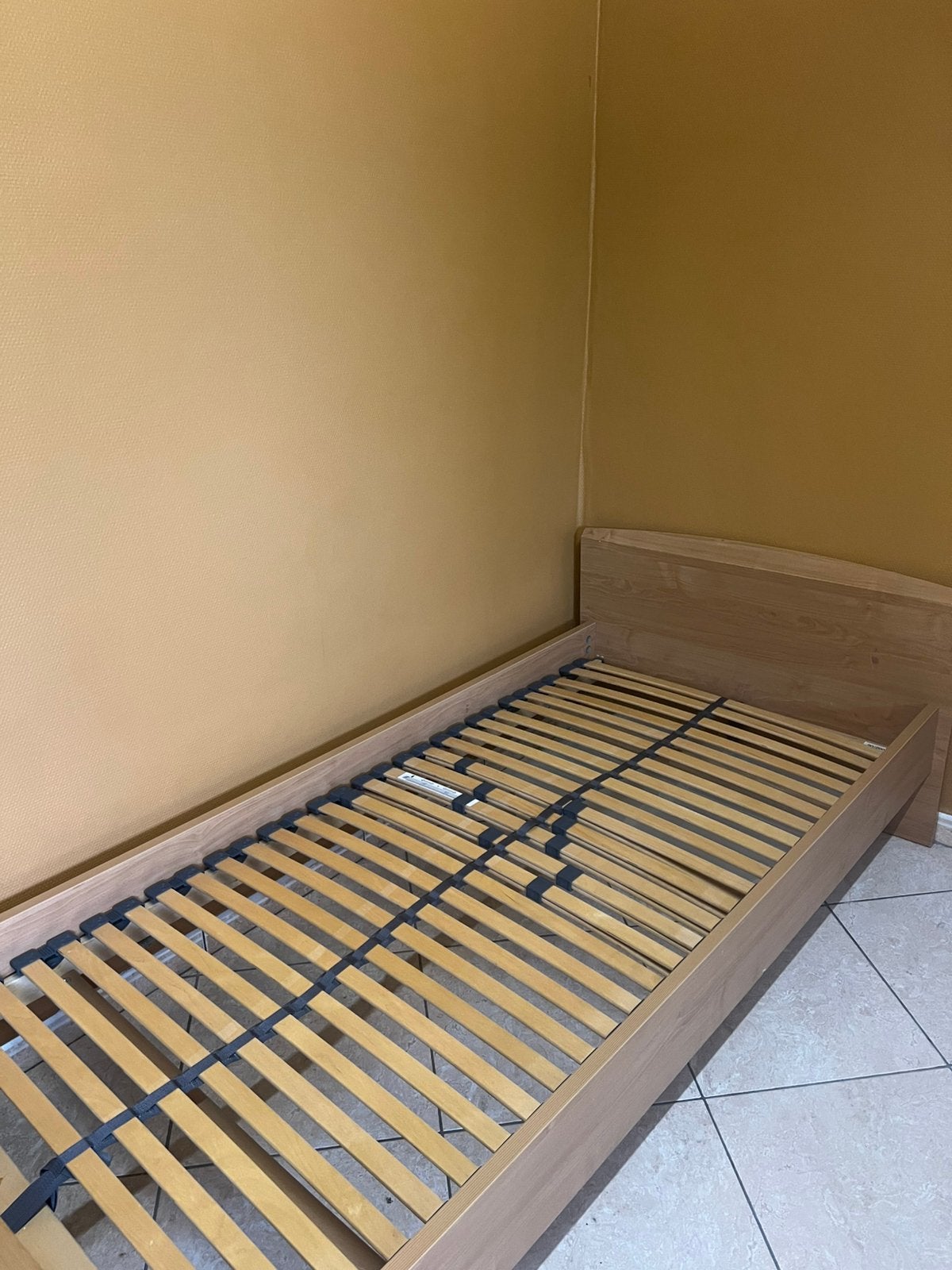 Eenpersoonsbed, Huis en Inrichting, Slaapkamer | Bedden, Ophalen of Verzenden, Zo goed als nieuw