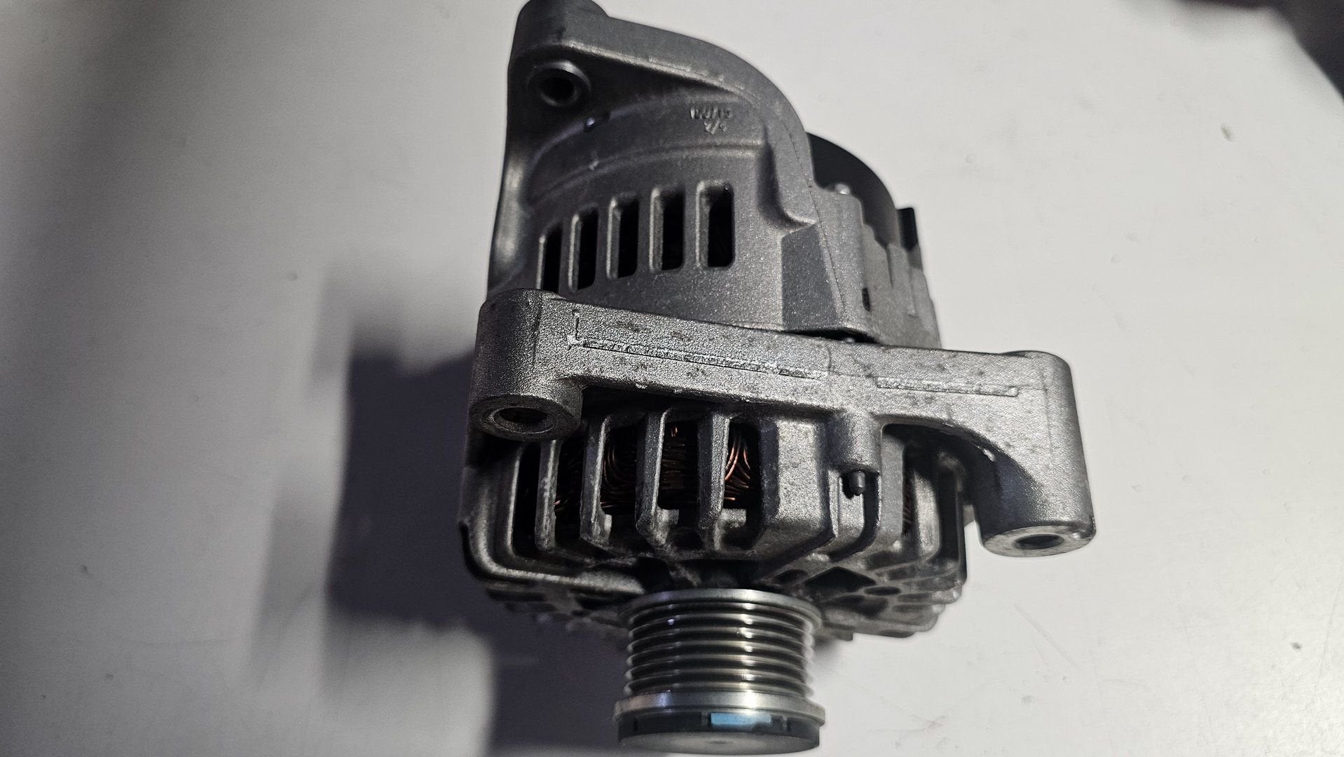 Dynamo 180A 6 rips N47N BMW 1 / 3 X1 X3 Serie E8x E9x E84 E8, Auto-onderdelen, Motor en Toebehoren, Gebruikt, Herkomst onderdeel bekend