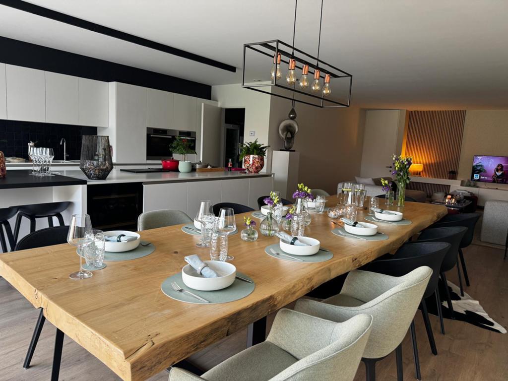 Tafel ( boomstam volledig ), Huis en Inrichting, Tafels | Eettafels, Ophalen, Zo goed als nieuw