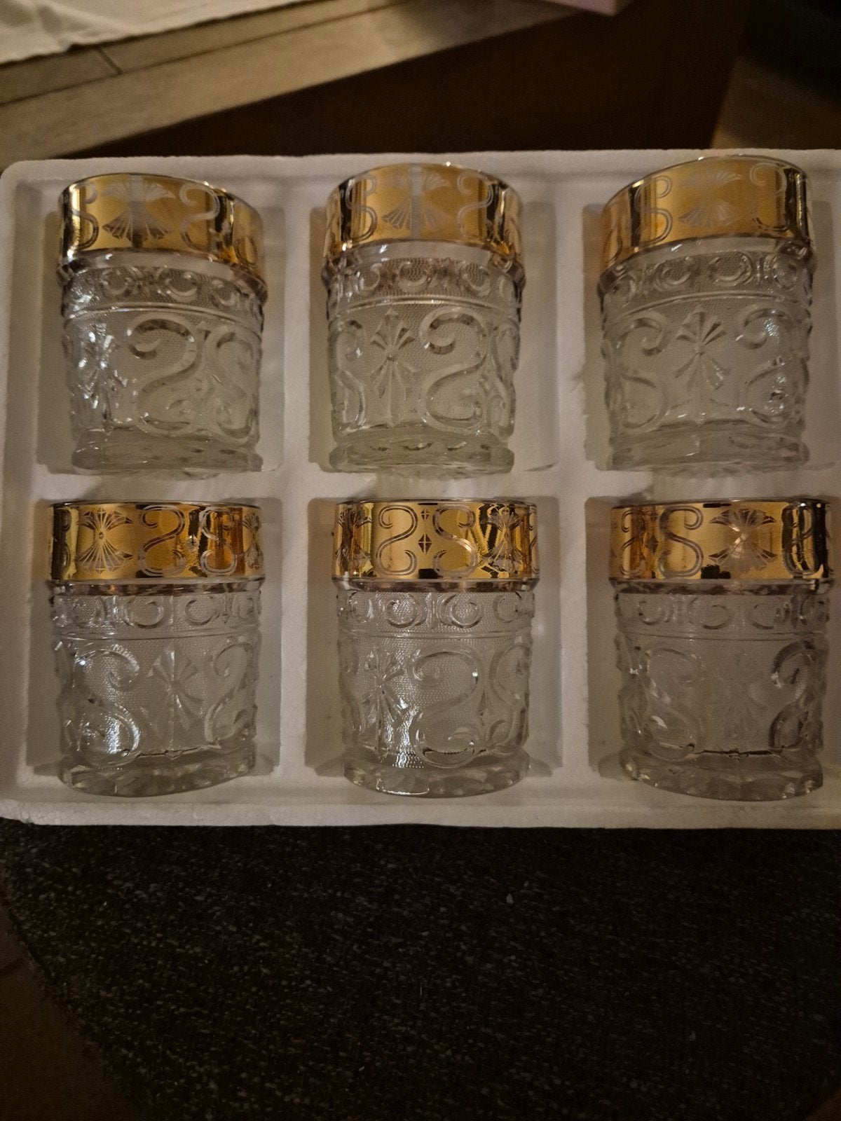 Prachtige set van 6 vintage whiskyglazen met gouden reliëf, Enlèvement