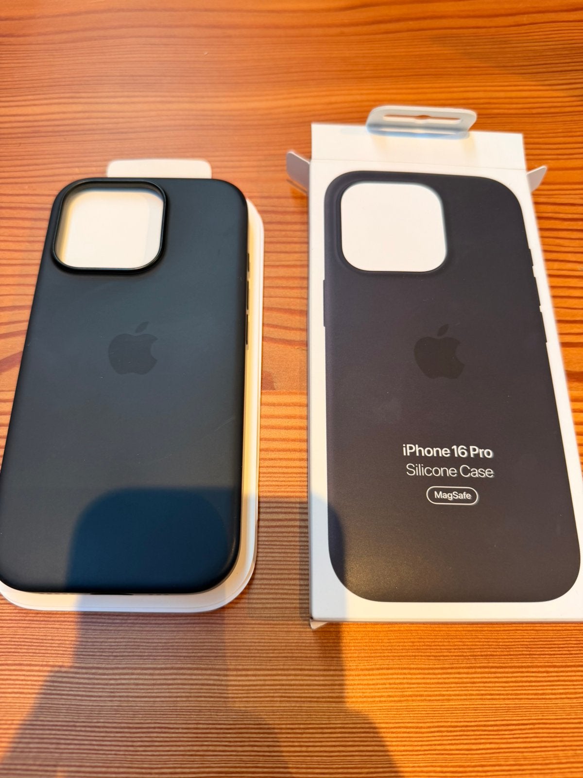 iPhone 16 Pro Silicone Case with Magsafe - Black, Telecommunicatie, Ophalen, MagSafe, IPhone 16, Zo goed als nieuw