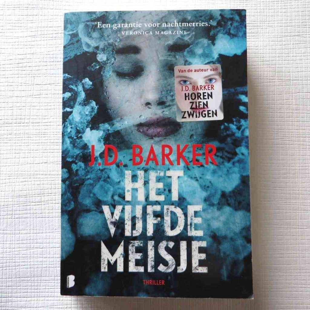 J.D. Barker - Het vijfde meisje, Boeken, Ophalen of Verzenden, Gelezen, J.D. Barker, België
