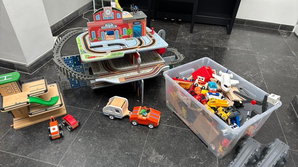 Houten speelgoedgarage groot + klein + veel accesoires, Ophalen, Zo goed als nieuw, Meubelstuk of Keukentje