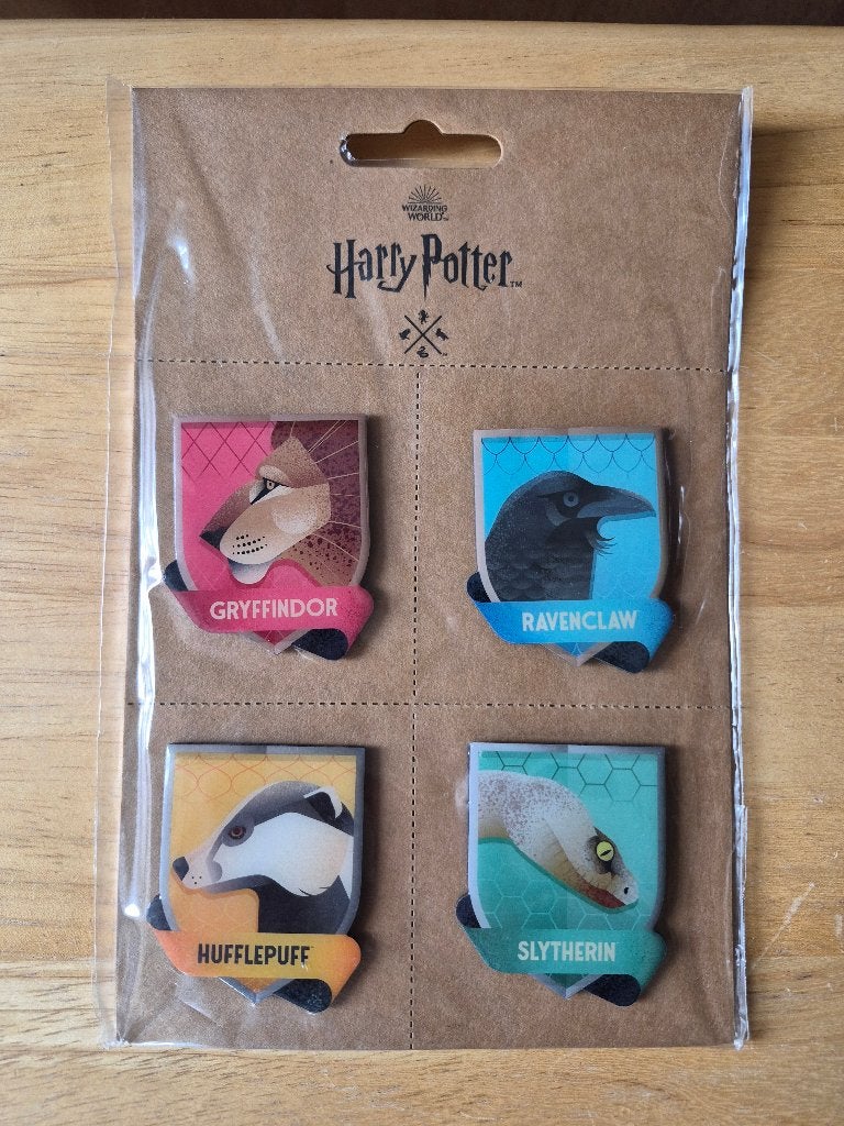 Lot de 4 magnets Harry Potter –  Maisons de Poudlard, Verzamelen, Ophalen, Nieuw, Overige typen