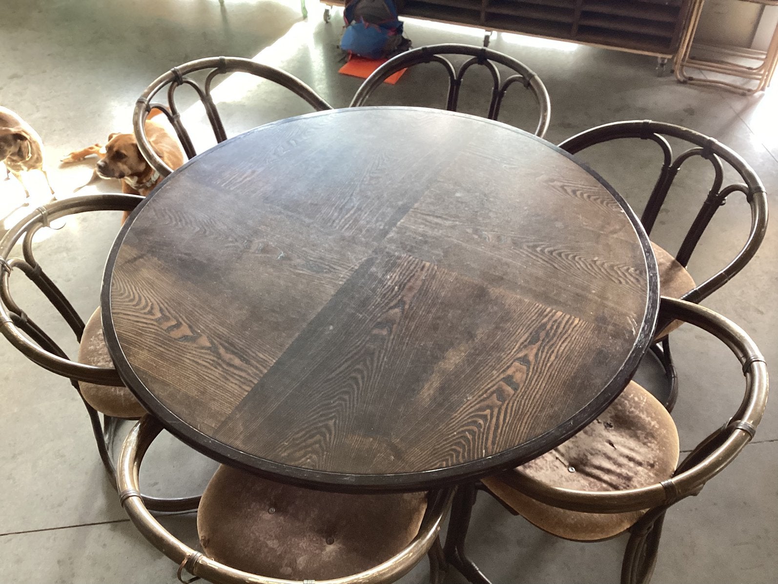 Grande table ronde en bois massif, Enlèvement, Utilisé