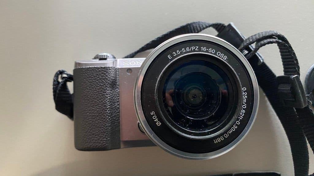 Sony ILCE5100 met 16-50 mm lens en tas, TV, Hi-fi & Vidéo, Appareils photo numériques, Chargeur, Écran inclinable/pivotant, Caméra de vlog