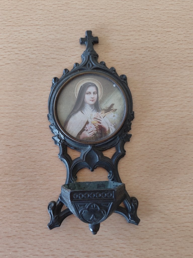 Antiek Frans Wijwaterbakje – Heilige Theresia van Lisieux, Meerkleurig, Overige materialen, Ophalen of Verzenden, Gebruikt