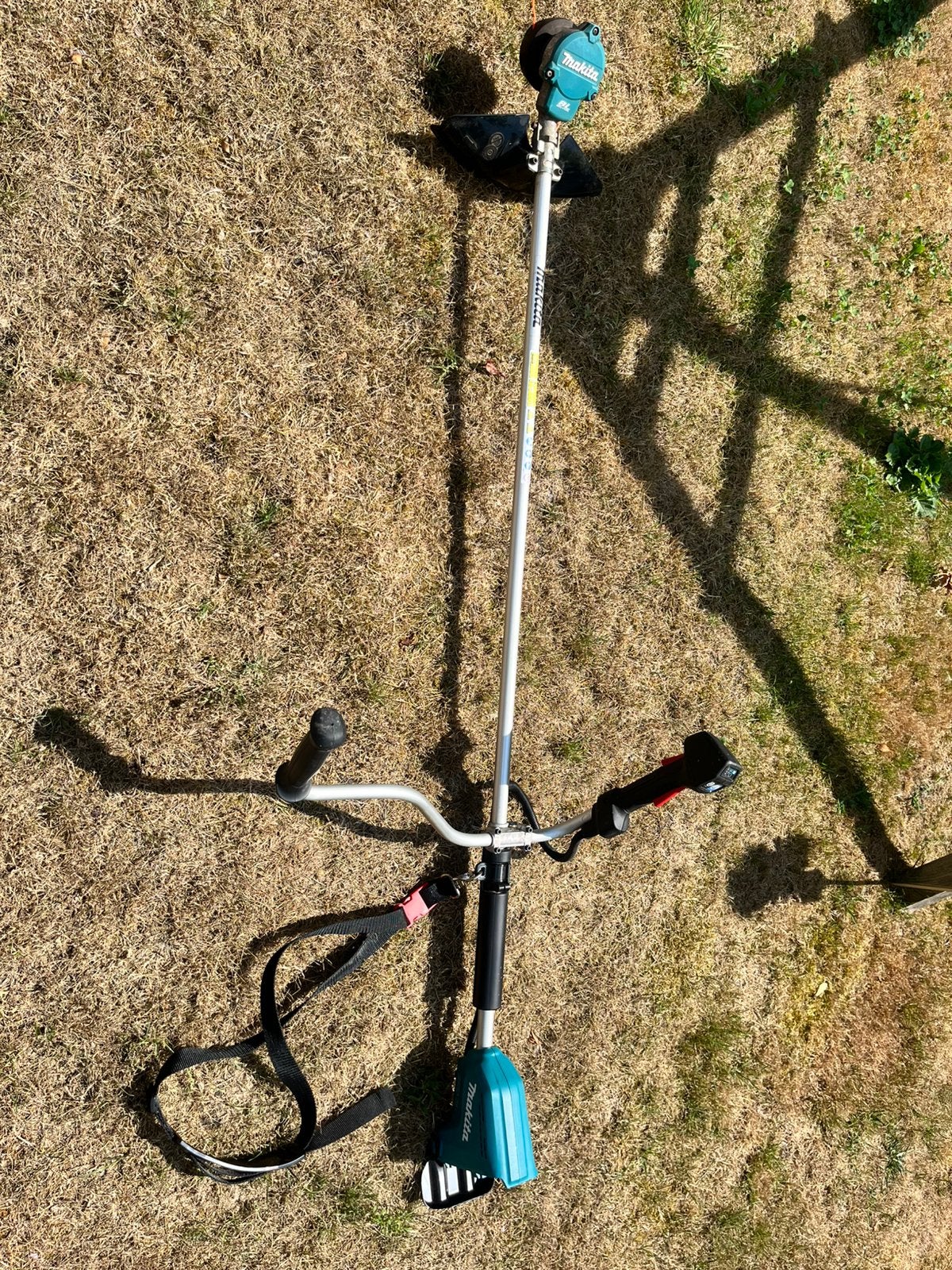Makita DUR368A bosmaaier Zonder accu, slechts 3x gebruikt, Tuin en Terras, Bosmaaiers, Ophalen, Zo goed als nieuw, Accu