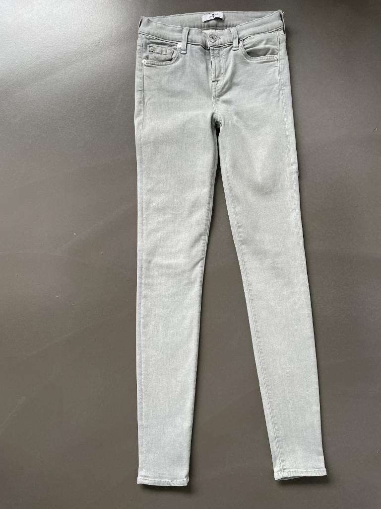 Lichtgrijze jeansbroek met strass van 7forallmankind maat 26, Kleding | Dames, Ophalen of Verzenden, Zo goed als nieuw, W27 (confectie 34) of kleiner