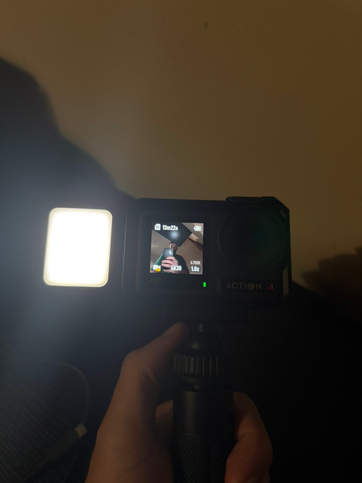 DJI OSMO ACTION 4 + TRÉPIED + LED, Enlèvement ou Envoi, Comme neuf