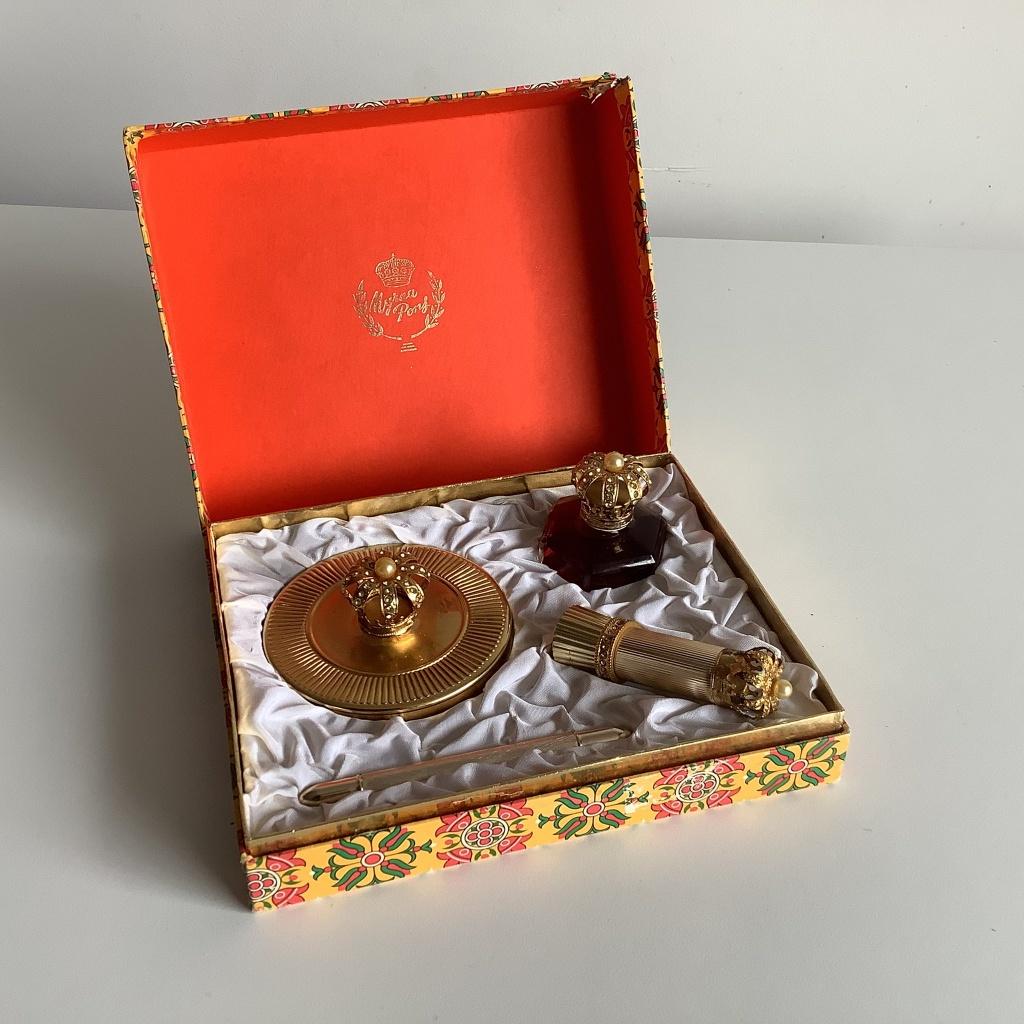 Ensemble spécial Myrna Pons, ancien et magnifique, Enlèvement ou Envoi, Comme neuf, Autres types, Plein