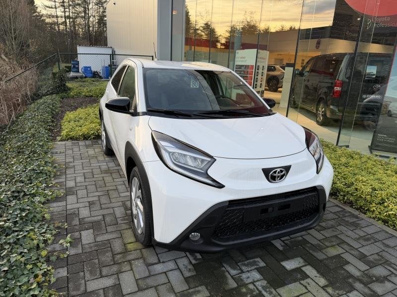 Toyota Aygo X Aygo X MID 5 Door Hatchback 1.0L 3 Cylinder 5, Achat, 998 cm³, Entreprise, 999 g/km