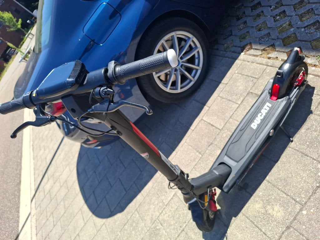 Elektrische Step Ducati Pro-III R met knipperlichten, Fietsen en Brommers, Steps, Zo goed als nieuw, Elektrische step (E-scooter)