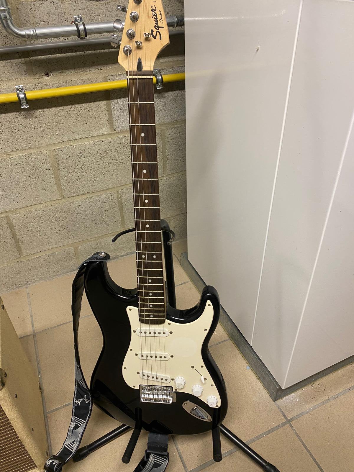 Elektrische gitaar + versterker, Muziek en Instrumenten, Snaarinstrumenten | Gitaren | Elektrisch, Ophalen, Zo goed als nieuw