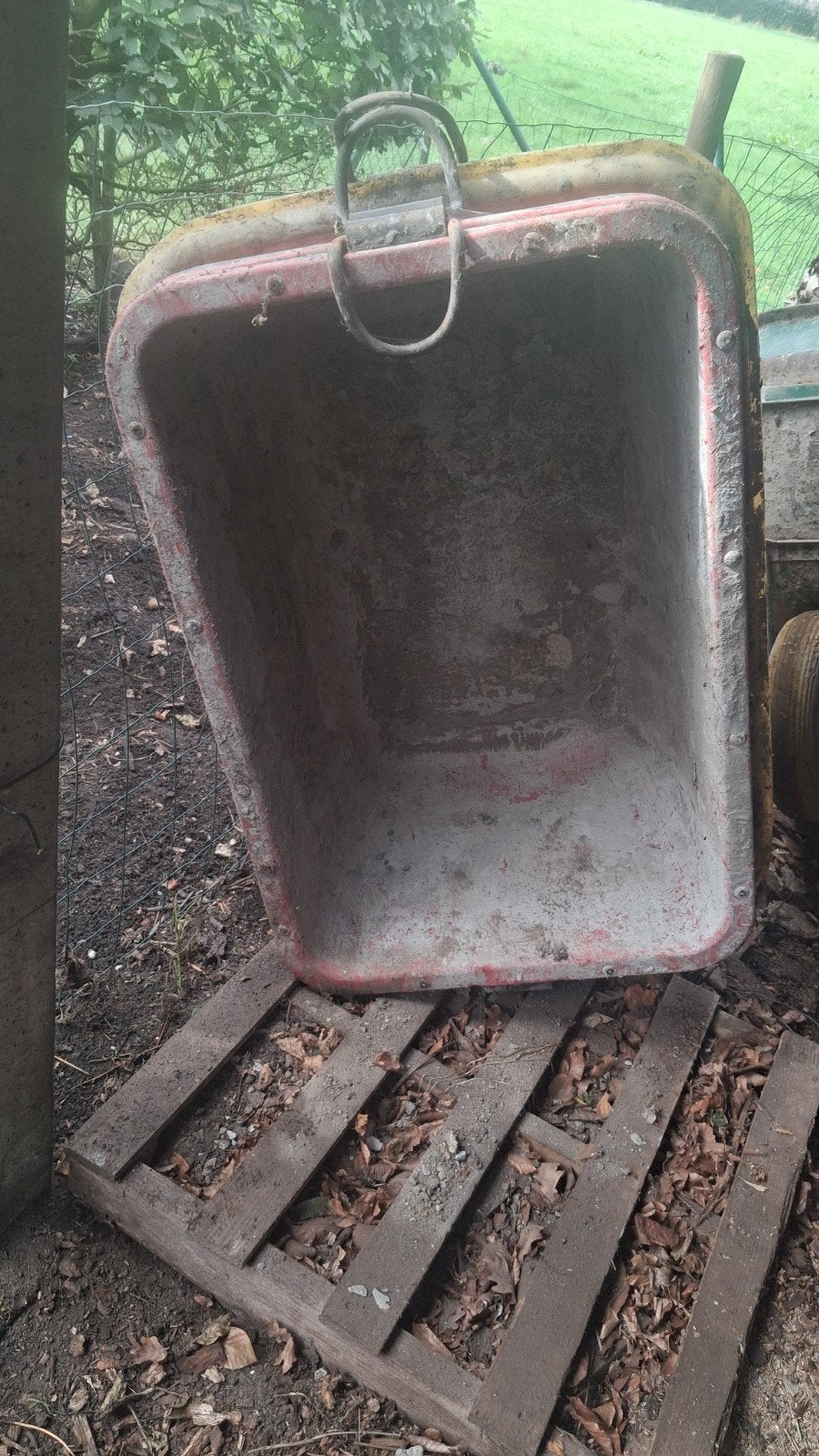 3 mortelbakken.200 Liter goede staat waterdicht