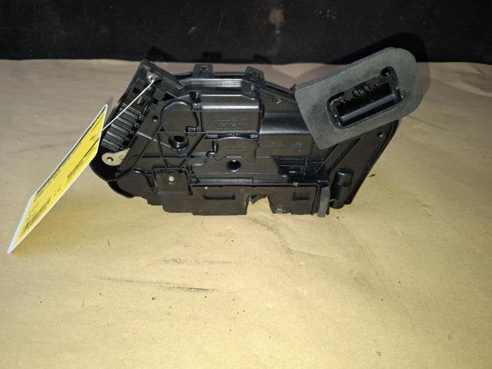 Serrure portière mécanique 2portes droite d'un Volkswagen, Volkswagen, -, 3 mois de garantie, Utilisé