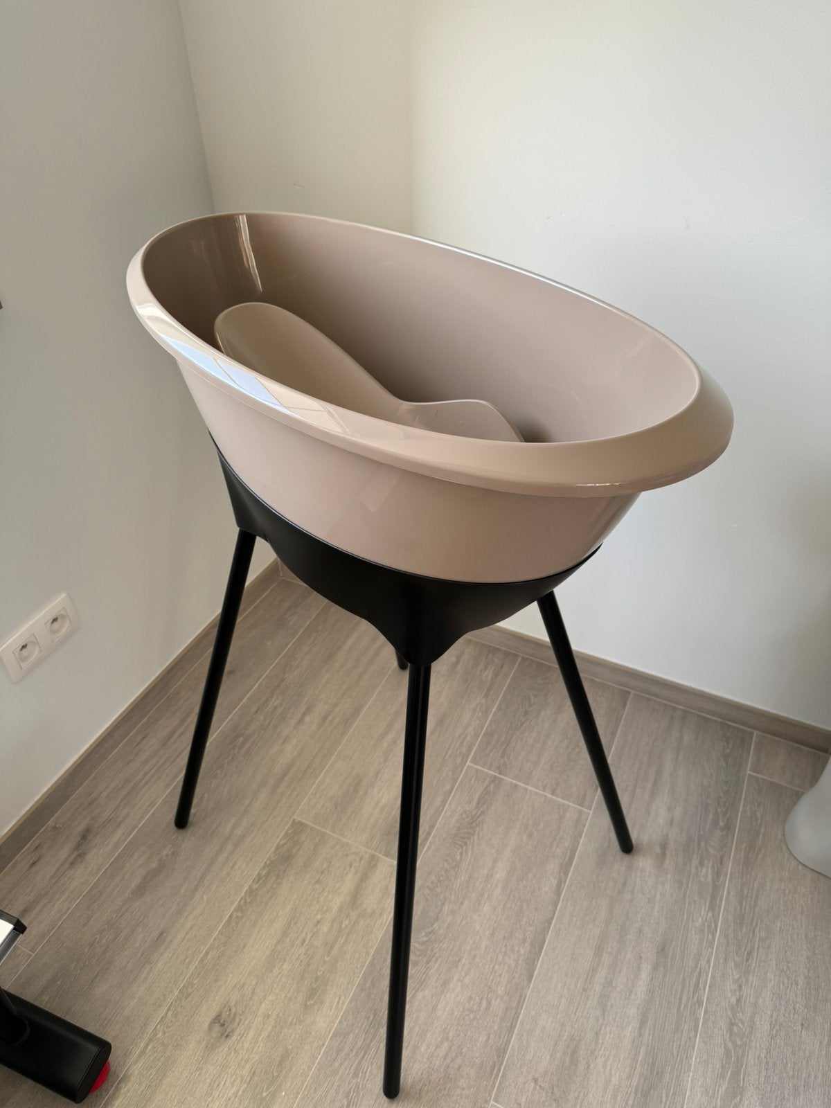 Luma babybad met zitje taupe, Ophalen, Zo goed als nieuw, Badje