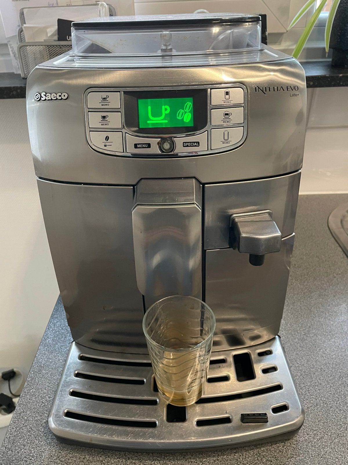 Cafetière Latte+ Philips Saeco Intelia Evo, Réservoir d'eau amovible, Café en grains, 2 à 4 tasses, Comme neuf