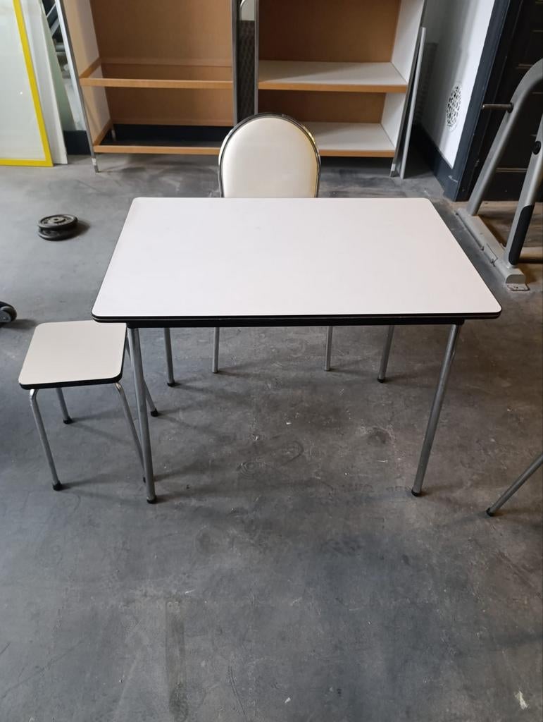 TABLE EN FORMICA BLANCHE AVEC CHAISE ET TABOURET, Ophalen