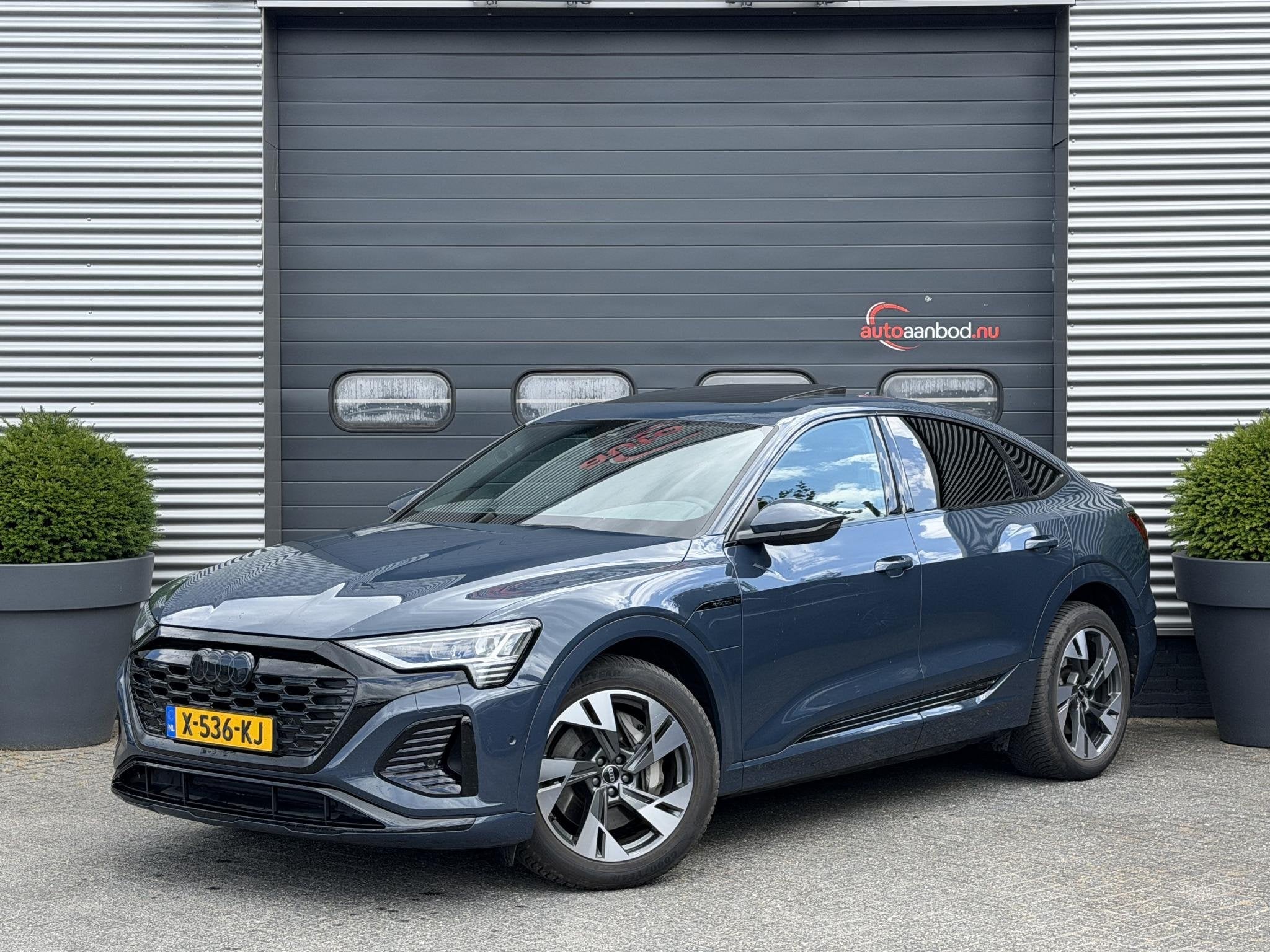 Audi Q8 Sportback e-tron 55 quattro S Edition Competition 11, Auto's, Audi, Automaat, Zwart, Automatische klimaatregeling, Blauw