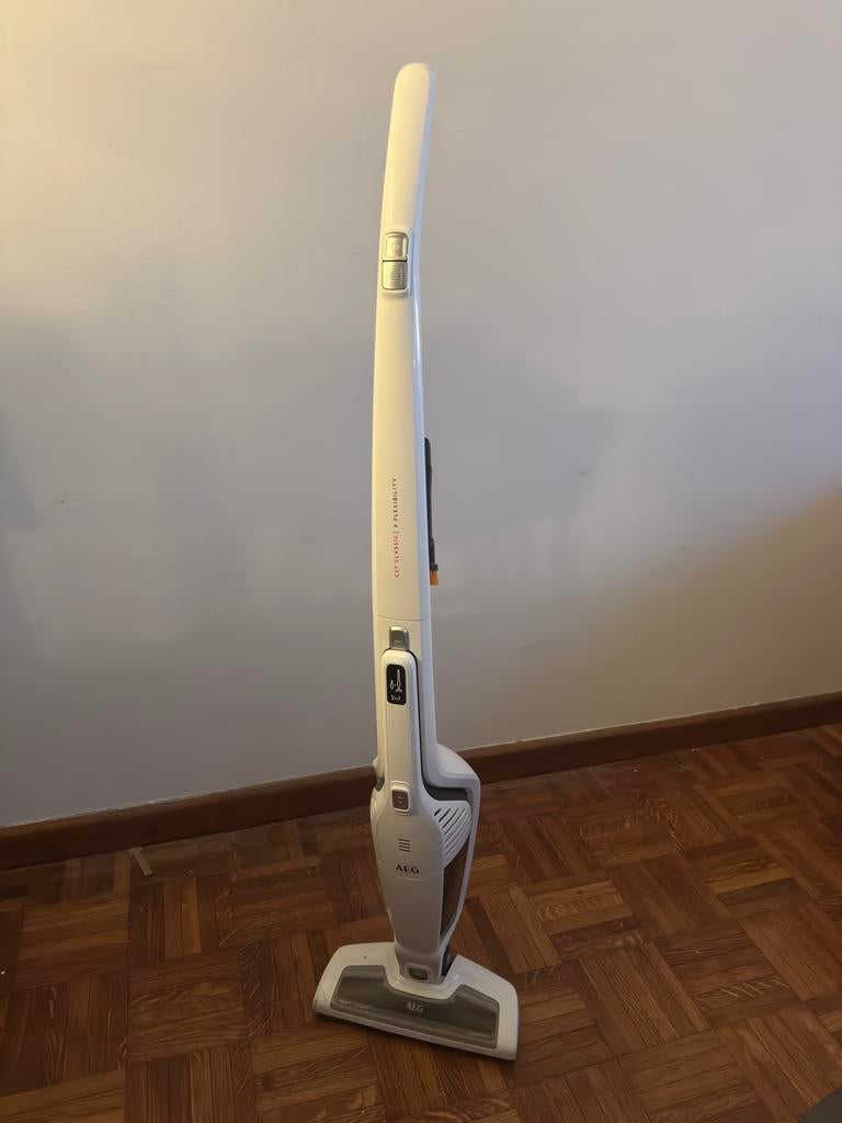 Aspirateur balai sans fil AEG CX7 – 2 en 1, Electroménager, Aspirateurs, Comme neuf, Réservoir, Enlèvement
