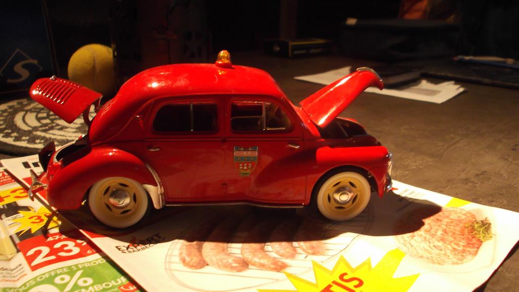 RENAULT 4CV"POMPIERS"(solido 1/18), Hobby & Loisirs créatifs, Voitures miniatures | 1:18, Enlèvement ou Envoi, Comme neuf, Voiture