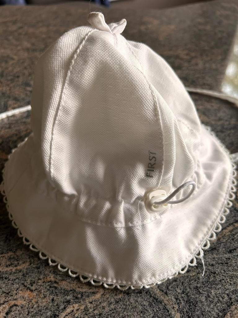 Zonnehoedje wit van First size 48, Kinderen en Baby's, Ophalen of Verzenden, Zo goed als nieuw