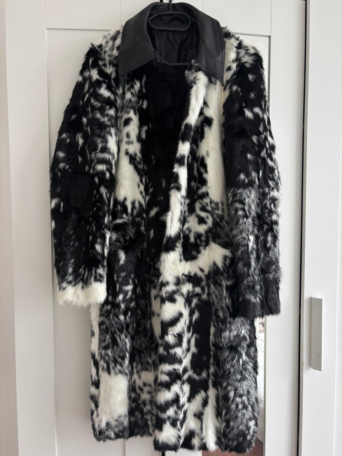 Manteau imitation fourrure noir et blanc, Vêtements | Femmes, Enlèvement ou Envoi, Comme neuf, Blanc