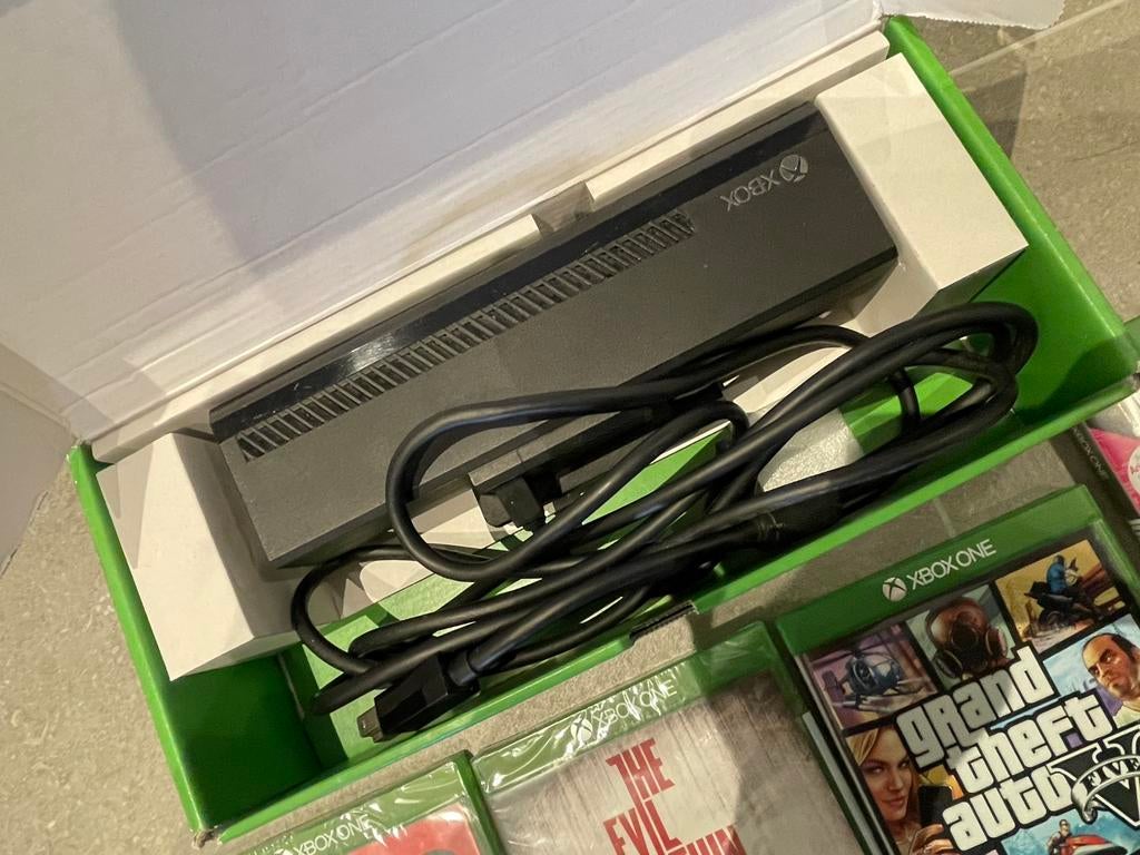Xbox + games + 2 controllers + bewegingsmelder, Ophalen, Xbox One, Met 2 controllers, Gebruikt
