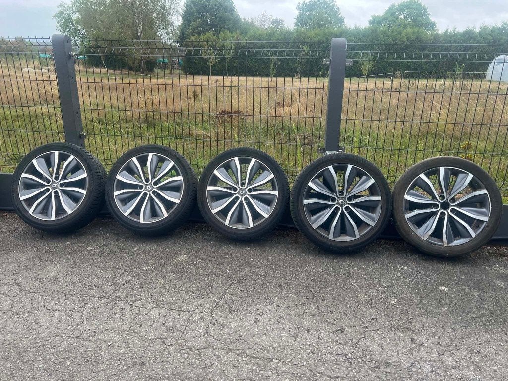 Lot 5 jantes alliage - Renault Kadjar + pneus quasi neufs, 245 mm, 4 Saisons, Véhicule de tourisme, Utilisé