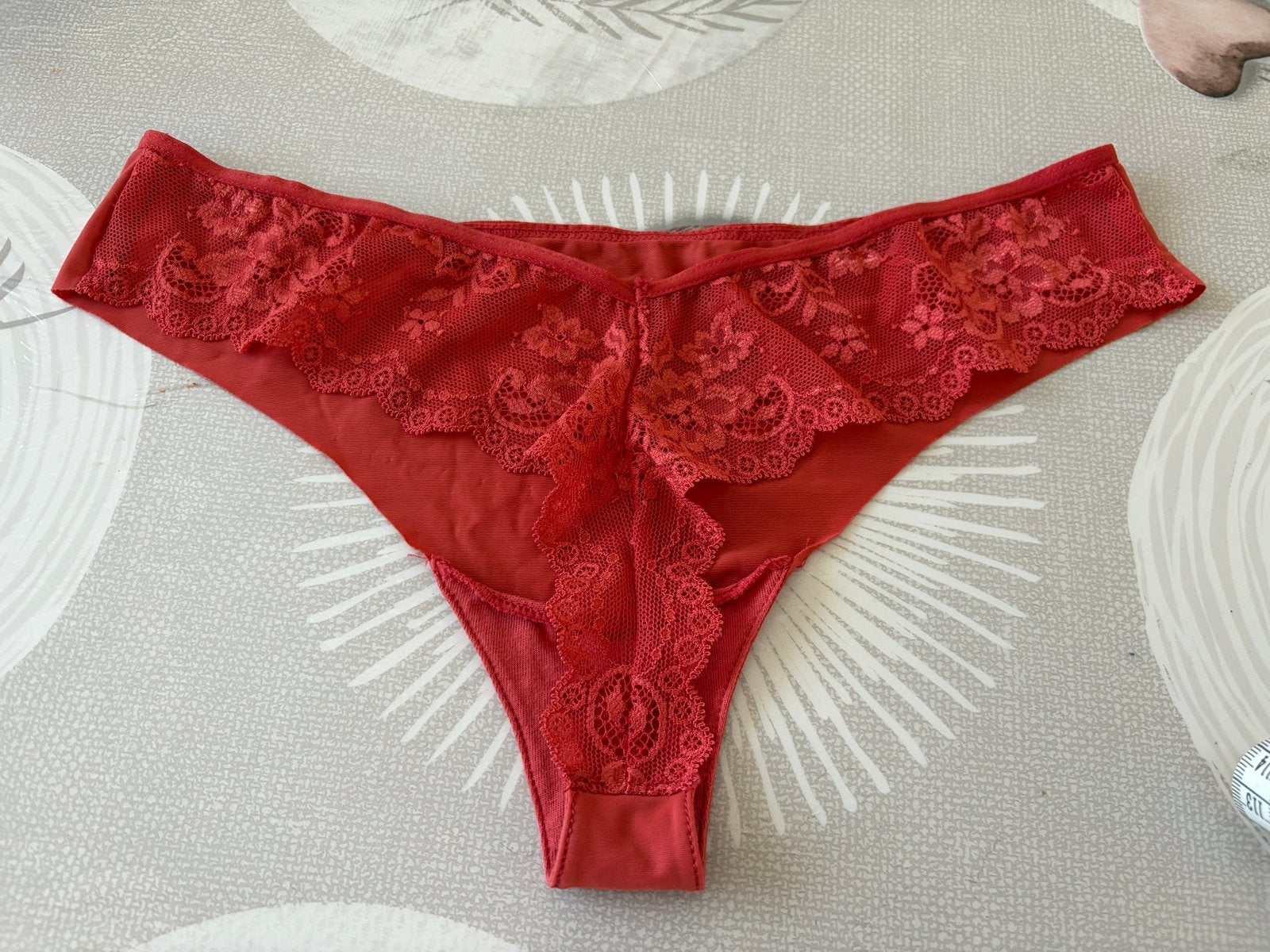 Braziliaans rood kanten string/slipje - maat S/M., Kleding | Dames, Ondergoed en Lingerie, Ophalen of Verzenden, Rood