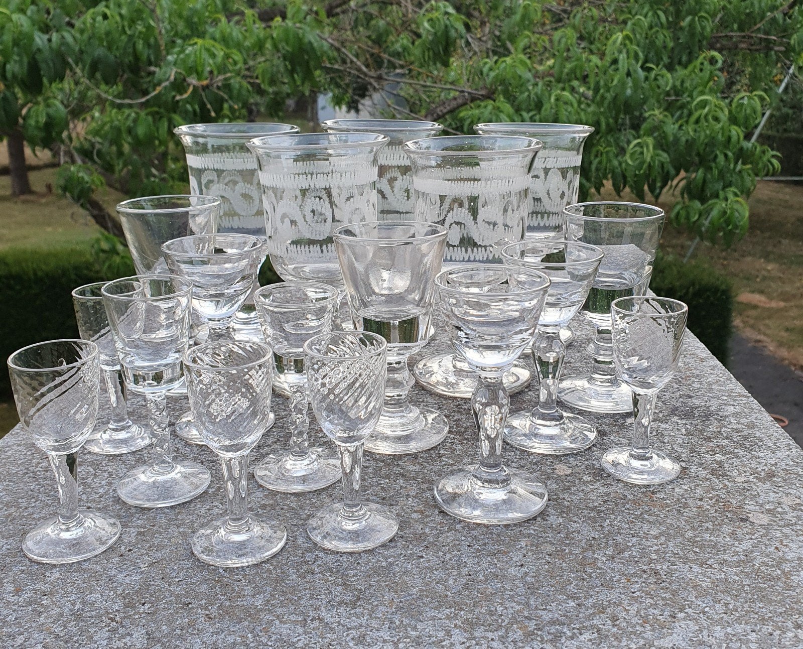 Estaminet bistrot anciens verres á liqueur dépareillés, Ophalen