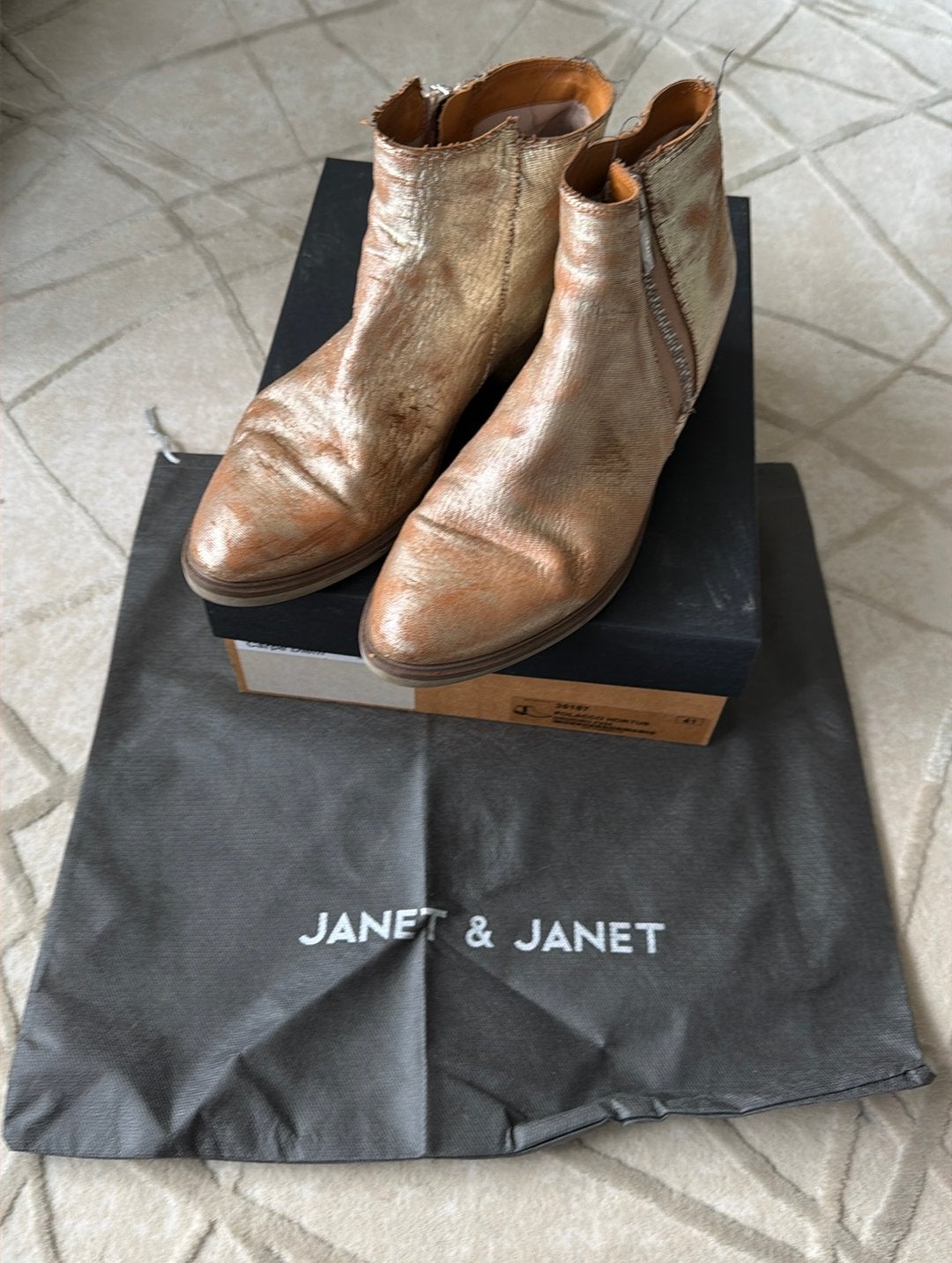 Gouden enkellaarsjes janet &janet maat 41, Kleding | Dames, Overige kleuren, Lage of Enkellaarzen, Ophalen of Verzenden, Gedragen