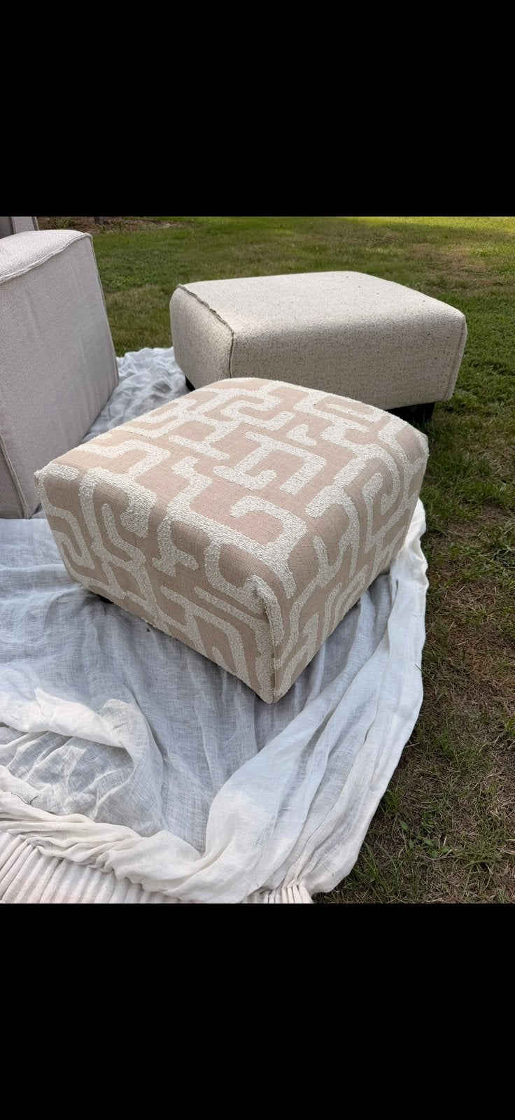 Prachtige beige poef met print 50 x50, Huis en Inrichting, Ophalen, Zo goed als nieuw