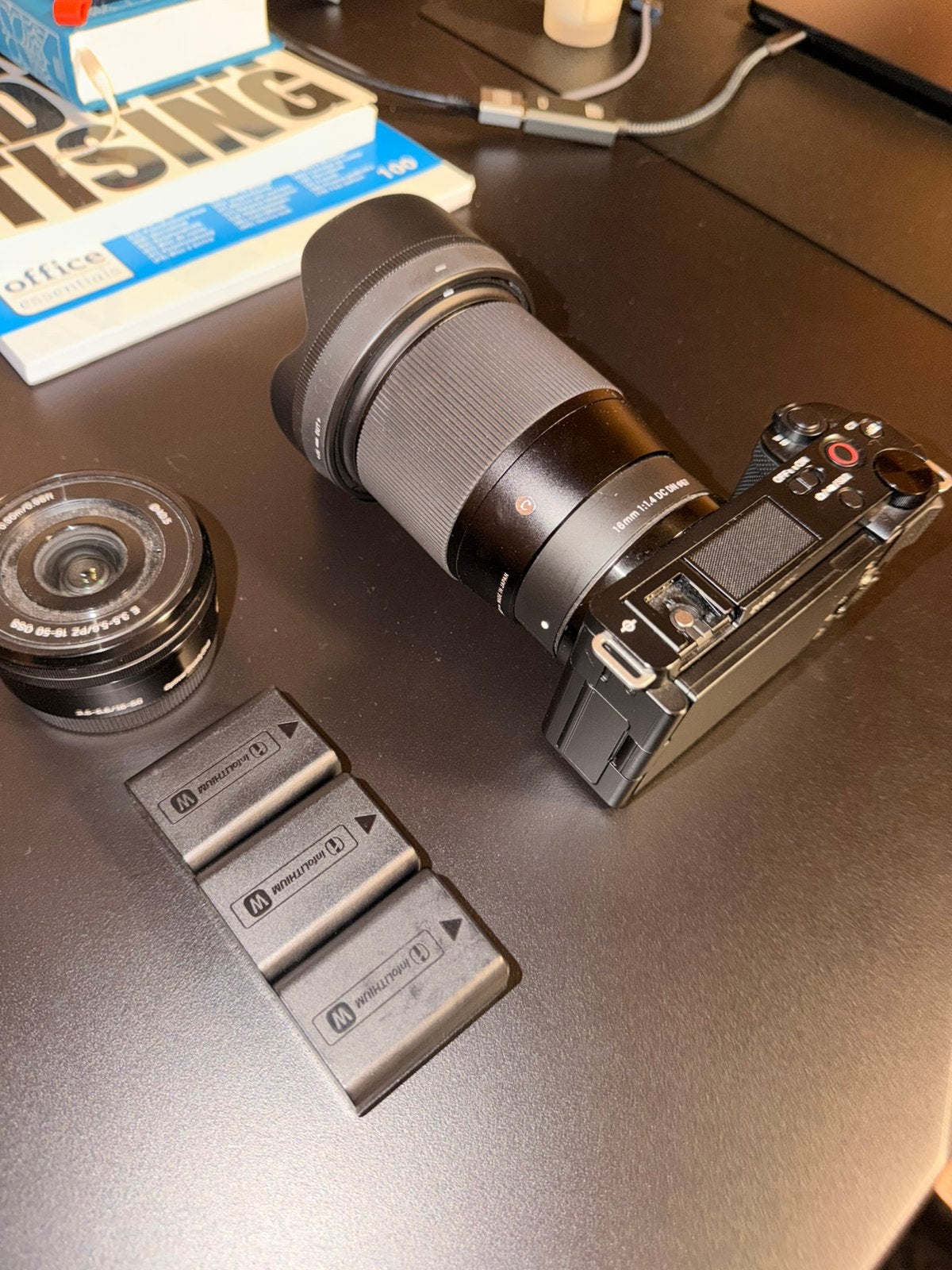 Sony ZV E10 + Sigma 16mm f/1.4 DC DN Lens + Sony E 16-50mm, Audio, Tv en Foto, Ophalen of Verzenden, Nieuw, Sigma