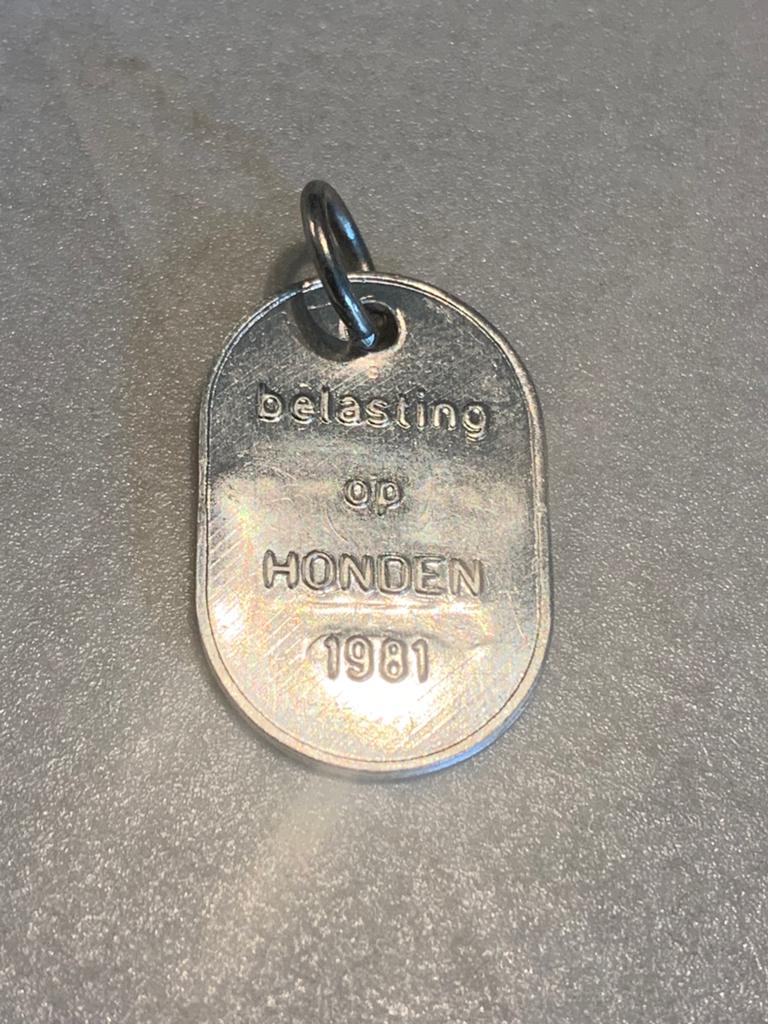 Vintage badge “belasting op honden 1981” West-Vlaanderen, Postzegels en Munten, Penningen en Medailles, Ophalen of Verzenden