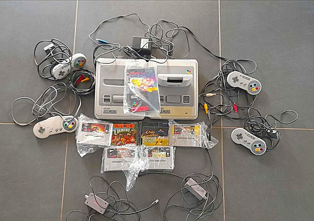 2 Snes beschrijving. om onnodige vragen te vermijden..., Games en Spelcomputers, Ophalen of Verzenden, Gebruikt, Met 2 controllers